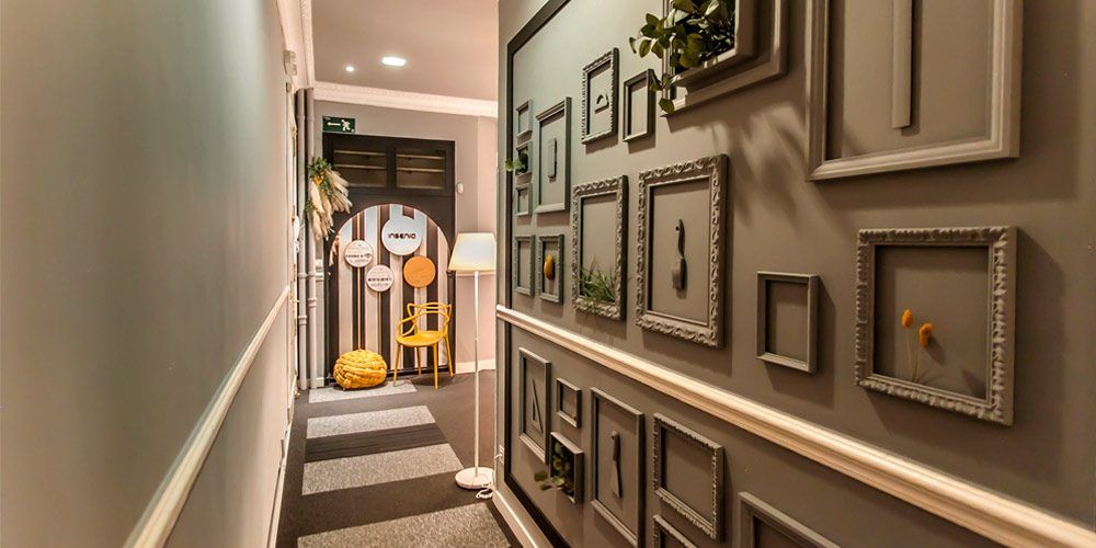 INTERIORISMO-Y-DECORACIÓN-PASILLO-INSENIA-DESIGN-SCHOOL-CUBIRD-STUDIO-1